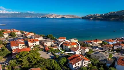 Studio Apartment Cavrak M. 8 with Balcony & Sea View