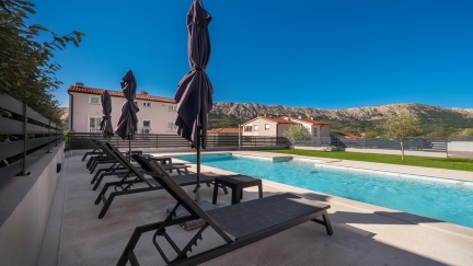 Poolside Apartment Anabella 2B