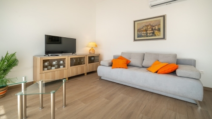 Poolside Apartment Anabella 2B