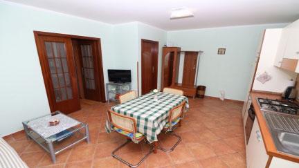 Apartman By The Sea s terasom i pogledom na more